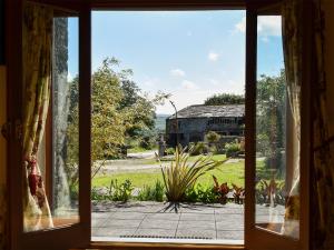 Saint EndellionにあるRound House - Uk12083の納屋の景色を望む開窓