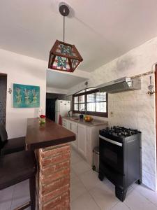 Kuchyň nebo kuchyňský kout v ubytování Hostal Sol, Mar y Luna