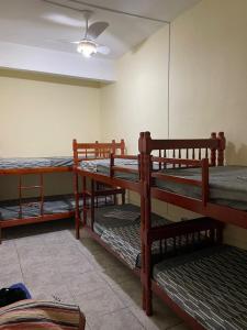 een kamer met 3 stapelbedden en een plafond bij Lapa Hostel 181 in Rio de Janeiro