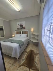 ポロクワネにあるGuest House On Marshallのベッドと大きな窓のある寝室 +28枚の写真