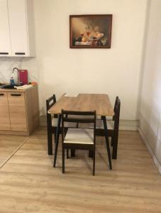 Η κουζίνα ή μικρή κουζίνα στο Затишна квартира поблизу автовокзалу та неподалік центру +4 φωτογραφίες