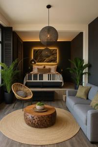 een woonkamer met een bed en een salontafel bij Mastersuite at Antwerp Theaterdistrict in Antwerpen