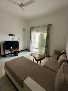 een woonkamer met een bank en een tafel bij Active Apartments in Paje