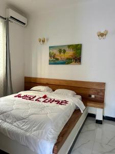 een slaapkamer met een bed met rode rozen erop bij Active Apartments in Paje