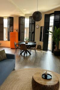 een woonkamer met een bank en een tafel bij Mastersuite at Antwerp Theaterdistrict in Antwerpen