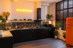 een keuken met een aanrecht met een aanrechtblad met een display bij Mastersuite at Antwerp Theaterdistrict in Antwerpen +20 foto's