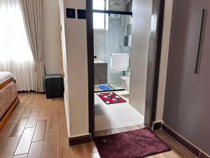 Ένα μπάνιο στο Rutuha Home Kyanja 2 +8 φωτογραφίες