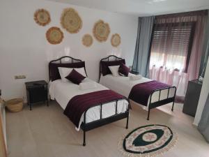 DerouaChambre Aéroport Mohammed 5的有两张床和一扇窗户的卧室