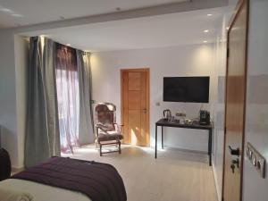 DerouaChambre Aéroport Mohammed 5的一间卧室，配有一张床、一张桌子和一把椅子