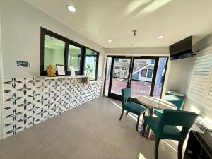 a restaurant with a table and chairs in a room at Royale Inn 老爺客棧 - San Gabriel, Los Angeles in Rosemead