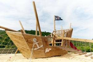 a wooden pirate ship on the beach at Göbel's Seehotel Diemelsee in Diemelsee