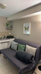 Χώρος καθιστικού στο Cozy Private Basement Suite Beside Plaza Free Parking Walk to Groceries & Dining