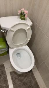 Ένα μπάνιο στο Cozy Private Basement Suite Beside Plaza Free Parking Walk to Groceries & Dining