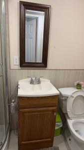 Ένα μπάνιο στο Cozy Private Basement Suite Beside Plaza Free Parking Walk to Groceries & Dining