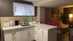 Η κουζίνα ή μικρή κουζίνα στο Cozy Private Basement Suite Beside Plaza Free Parking Walk to Groceries & Dining +5 φωτογραφίες