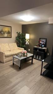 Χώρος καθιστικού στο Cozy Private Basement Suite Beside Plaza Free Parking Walk to Groceries & Dining