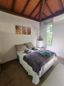 ein Schlafzimmer mit einem großen Bett in einem Zimmer in der Unterkunft Casa Boa Energia in Barra Grande