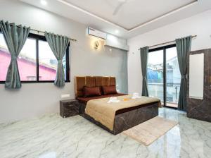 ein Schlafzimmer mit einem großen Bett in einem Zimmer mit Fenstern in der Unterkunft Nazar Villa in Malavli + 51 Fotos