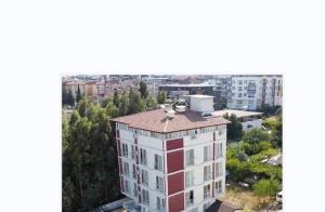een luchtfoto van een gebouw in een stad bij Özlem Apart&Pansiyon in Hatay