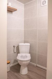 a bathroom with a toilet and a shower at Sakurahuisje in Lanaken