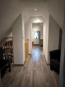 Η βιβλιοθήκη του διαμερίσματος