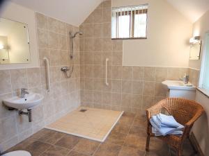 Koupelna v ubytování Bluebell Cottage - E4741 + 2 fotografie