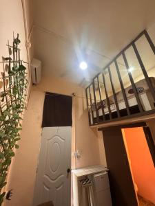 een kleine kamer met een trap en een stapelbed bij Casa de huéspedes La Española in Santo Domingo