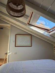 a bedroom with a bed and a window at Dreamy Cottage in Ayiá