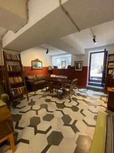 ein Wohnzimmer mit Sofa und Tisch in der Unterkunft Asmaaltı GUEST HOUSE in Bursa