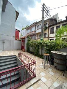 eine Terrasse mit Treppe und einem Tisch und einem Gebäude in der Unterkunft Asmaaltı GUEST HOUSE in Bursa