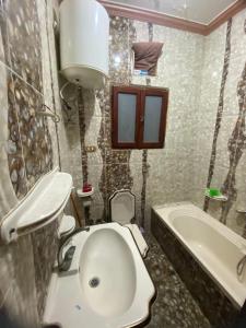 a bathroom with a toilet and a sink and a tub at شقة من اميز الأماكن بالزقازيق in Kafr az Zand