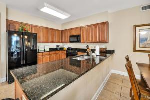 Kuchyň nebo kuchyňský kout v ubytování 760 Ocean Blvd. #304
