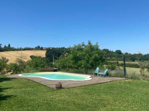 una pequeña piscina con 2 sillas en un patio en Domaine du Cammazet, en Lapenne