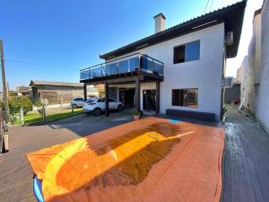 Πισίνα στο ή κοντά στο Casa veraneio 3 quartos com piscina