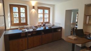 eine Küche mit einer großen Insel in einem Zimmer in der Unterkunft La Corte del Glicine in Villa di Tirano + 7 Fotos