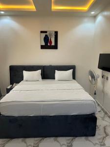 EgbaにあるLiving Spring Cool & Comfort Events and Suitesの大きなベッドのある部屋