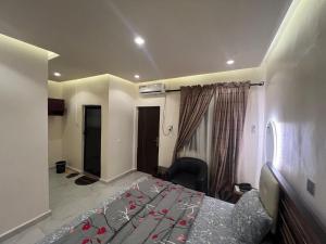 EgbaにあるLiving Spring Cool & Comfort Events and Suitesの部屋にベッドがある寝室