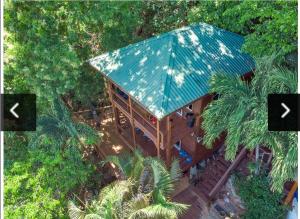 een uitzicht op een huis met een groen dak bij West Bay Unique Home with an amazing oceanview in West Bay