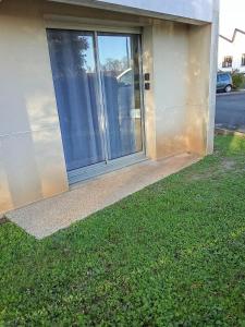 une porte coulissante en verre sur le côté de la maison dans l'établissement Studio Fontaine, à Niort