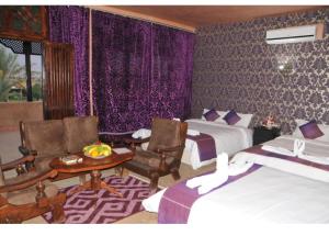 Ένα ή περισσότερα κρεβάτια σε δωμάτιο στο Riad Mhidou Marrakech +27 φωτογραφίες