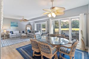 Una sala de estar con una mesa de cristal y sillas. en TP4937: 4937 Turtle Point, en Kiawah Island