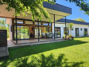 a home with large windows and a patio at Cabaña independiente Quillón in Chillancito