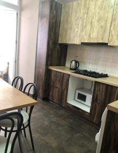 Kuchyň nebo kuchyňský kout v ubytování Затишна квартира в центрі міста