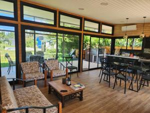 a living room with chairs and a table and a bar at Cabaña independiente Quillón in Chillancito