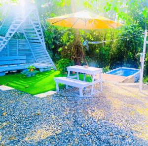 Aed väljaspool majutusasutust Sloth Villas & Glamping Fortuna