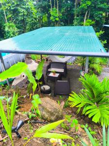 a picnic table and chairs in a garden at Sloth Glamping & Villas Fortuna in San Francisco