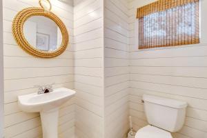 een badkamer met een wastafel, een toilet en een spiegel bij WS4403: 4403 Windswept in Kiawah Island +38 foto's