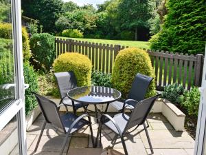 SwimbridgeにあるMoleのパティオ(テーブル、椅子、フェンス付) +2枚の写真