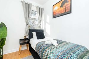 Postel nebo postele na pokoji v ubytování Contractor Friendly 4 Bedroom House in Hemsworth with 6 Beds and Garden