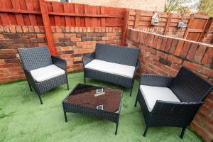 Posezení v ubytování Contractor Friendly 4 Bedroom House in Hemsworth with 6 Beds and Garden